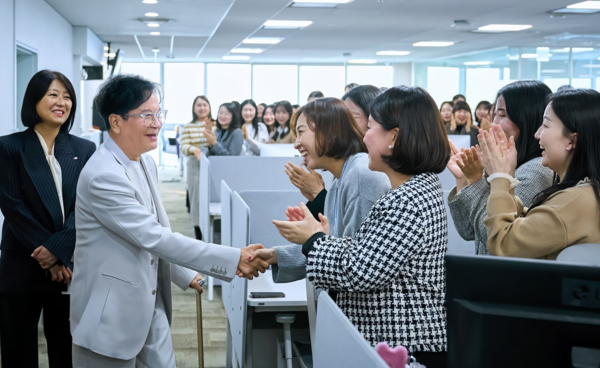 ▲이재현 CJ그룹 회장(왼쪽 두 번째)이 서울 용산구 동자동 CJ올리브영 본사를 방문해 이선정 대표(왼쪽 첫 번째) 등 임직원들과 인사를 나누고 있다.