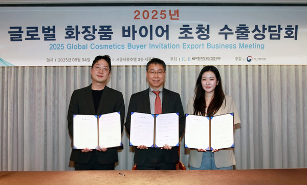 ▲(왼쪽부터)조병규 아이디플라코스메틱 본부장, 유대희 NS홈쇼핑 고객지원본부장, 레오니 파인드렉 CMO가 기념사진을 촬영하고 있다. 사진=NS홈쇼핑