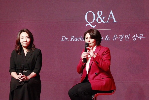▲유정민 한국브라운포맨 마케팅 상무(왼쪽)과 레이첼 배리 더 글렌드로낙 마스터 블렌더가 질의응답을 받고 있다.