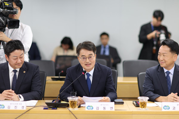 ▲10일 오후 경기도청 율곡홀에서 열린 경기도-더불어민주당 예산정책협의회에서 김동연 경기도지사(가운데)가 환영사를 하고있다.
