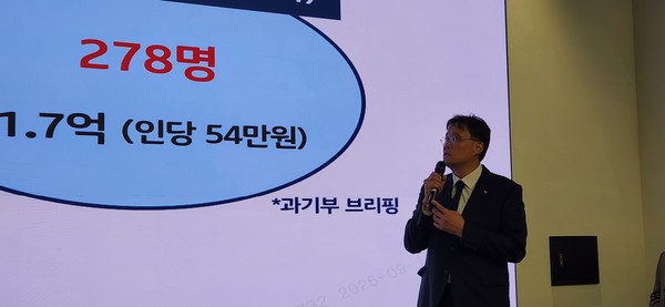 ▲ KT 서비스프로덕트본부장 김영걸 상무가 11일 서울 종로구 KT 광화문빌딩 웨스트 사옥에서 열린 소액결제 피해 관련 기자 브리핑에서 고객보호 조치사항에 대해 발표하고 있다.