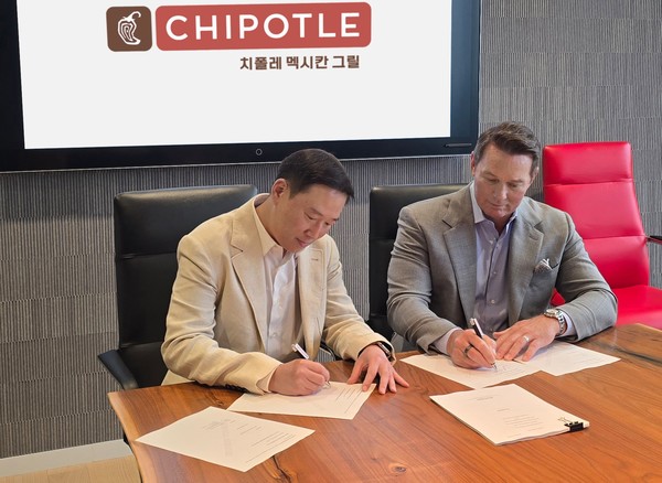 ▲스캇 보트라이트 치폴레 멕시칸 그릴 CEO(오른쪽)와 허희수 SPC그룹 부사장이 한국 및 싱가포르의 치폴레 사업 운영을 위한 합작법인 설립 계약서에 서명하고 있다.