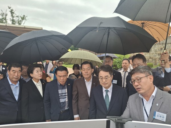 ▲김동연 경기도지사가 현장 관계자와 수원 영화지구 국가시범지구 공모사업 추진 조감도를 보고 있다