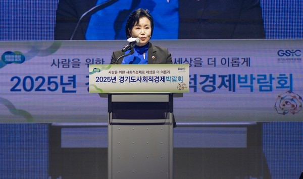 ▲정윤경 경기도의회 부의장이 12일 경기도 환영사하고 있는 모습.