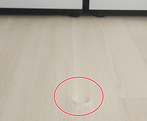 ▲ 냉장고 수리를 위해 이동시키던 중 장판이 움푹 패인 자국
