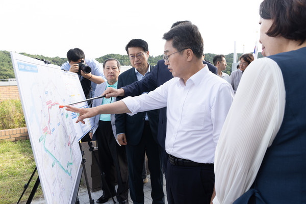 ▲김동연 경기도지사(오른쪽 두번째)가 15일 의정부시 민락국민체육센터에서 ‘경기북부 중심 고속화도로’ 사업계획을 발표하고 현장 추가 보고를 받고 있다.