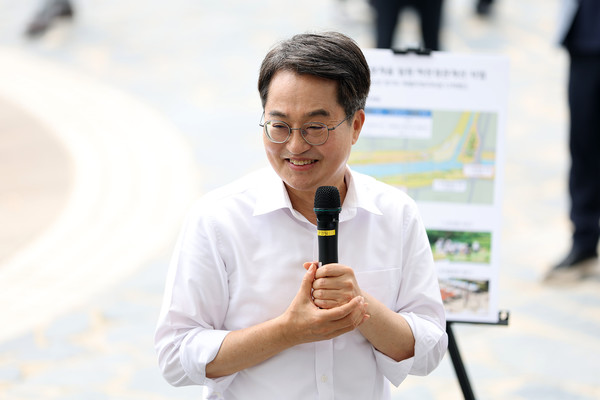 ▲16일 오전 국가정원 조성 예정지 현장방문을 위해 안양천쌍개울문화광장을 방문한 김동연 경기도지사가 인사말을 하고있다.