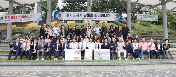 ▲16일 오전 김동연 경기도지사, 최대호 안양시장, 도의원 및 지역주민 등이 안양천 국가정원 조성 예정지 현장방문을 마치고 기념촬영을 하고 있다.