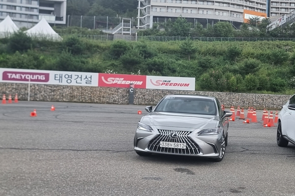 ▲슬라럼 코스의 라바콘을 피해 지그재그로 주행하는 렉서스 ES300h
