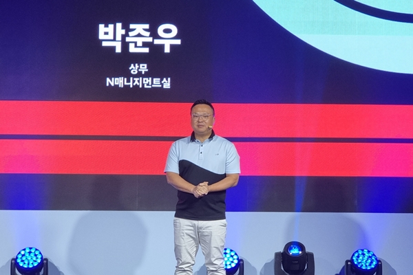 ▲박준우 N매니지먼트실 상무가 지난 18일 N 아카이브에서 열린 고성능 브랜드 ‘N’ 출범 10주년 기념식에서 ‘N 아카이브’를 공식적으로 개소하고 다양한 고객 프로모션을 발표하고 있다