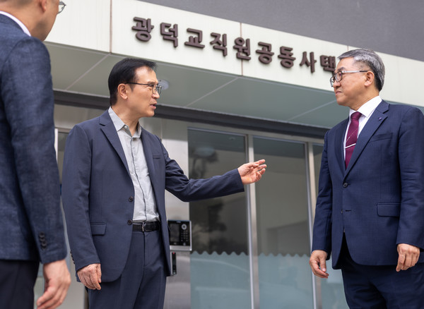 ▲임태희 교육감(왼쪽 두번째)이 저경력 교직원을 위한 브리핑에 참석하고 안성교육지원청 관사를 방문하고 있다