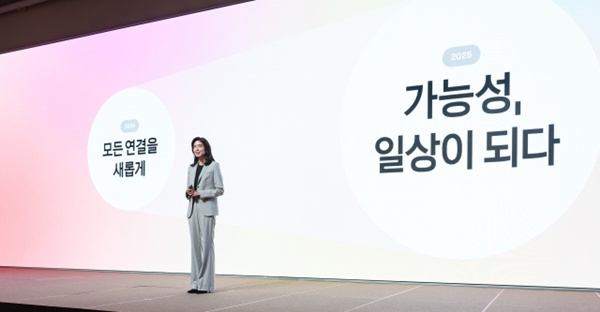 ▲정선아 카카오 대표가 키노트세션에서 카카오톡 개편에 대해 설명하고 있다.