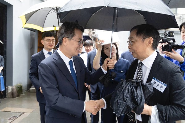 ▲김동연 경기도지사 페이스북 갈무리. 김동연 경기도지사(왼쪽)가 독립운동가 후손과 악수를 하고 있는 모습