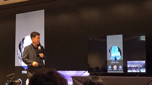 ▲25일 개최된 LG 이지 TV 간담회에서 박형세 LG전자 MS사업본부장(사장)이 영상통화 기능을 시현하고 있다. 