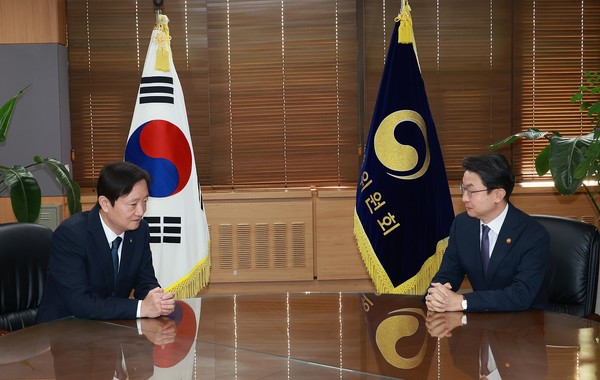 ▲이억원 금융위원장(오른쪽)과 이찬진 금융감독원장(왼쪽)이 29일 오전 서울 종로구 정부서울청사 금융위원장 접견실에서 금융행정·감독체계 개편이 제외된 정부조직법 수정안이 지난 26일 국회를 통과함에 따라, 금융행정과 감독의 쇄신을 위한 긴급 회동을 가졌다.