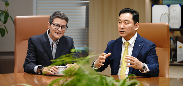 ▲김성환 한국투자증권 사장(오른쪽)과 로빈 그루 MAN그룹 CEO가 15일 서울 여의도 한국투자증권 본사에서 만나 글로벌 금융상품 확대 및 협력 방안을 논의하고 있다.