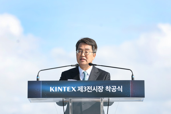 ▲23일 오전 킨텍스 제3전시장 건립공사 현장에서 열린 킨텍스 제3전시장 건립사업 착공식에서 김동연 경기도지사가 축사를 하고있다.