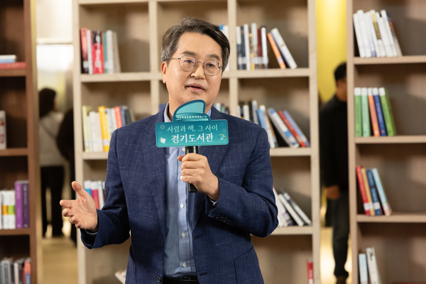 ▲25일 오후 경기도서관에서 열린 '경기도서관 첫 페이지를 열다' 행사에서 김동연 경기도지사가 키워드 토크에 참여하고 있다.
