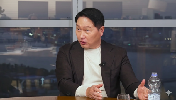 ▲최태원 SK그룹 회장 겸 대한상공회의소 회장이 26일 유튜브 인터뷰에서 APEC CEO 서밋과 한국 경제 해법에 대해 설명하고 있다.