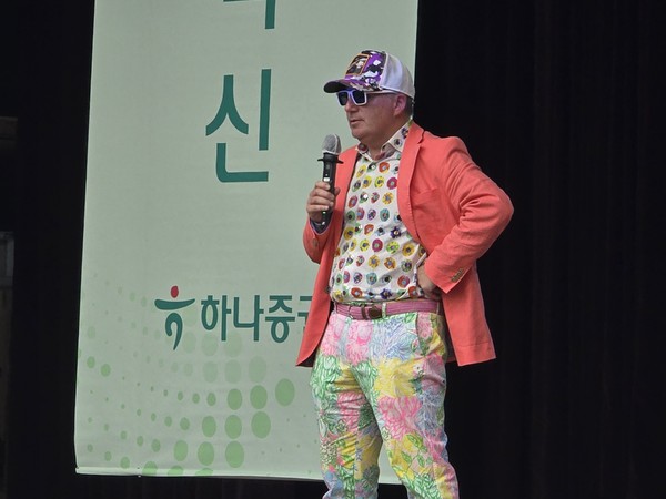 ▲댄 아이브스 미국 웨드부시증권 애널리스트가 27일 저녁 서울 여의도 하나증권 본사에서 열린 ‘하나 x 웨드부시 글로벌 인사이트: 넥스트 웨이브’ 세미나에서 '기술 분야 및 AI 전망'에 대해 발표했다.