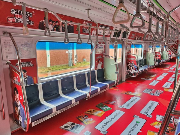 ▲롯데웰푸드가 ‘스트레이 키즈(Stray Kids)가 숨긴 빼빼로를 찾아줘!’ 이벤트를 위해 서울 지하철 2호선 열차를 래핑했다.