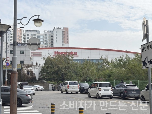 ▲인하대역 수자인 로이센트에서 바로 볼 수 있는 홈플러스