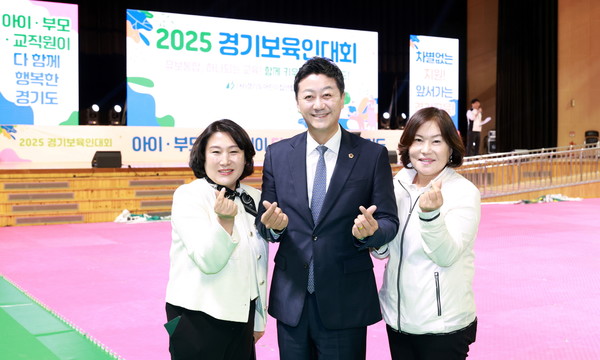 ▲김진경 경기도의회 의장(가운데)이 보육종사자들과 포즈를 취하고 있다