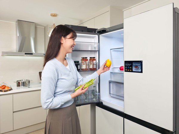 ▲삼성전자 모델이 'AI 비전 인사이드' 기능을 체험하고 있다.