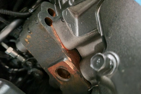 ▲미션과 엔진 연결 부위에 부식이 생긴 모습