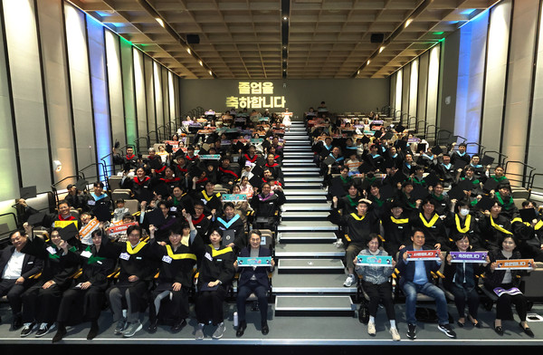 ▲ 8일 ‘경기도 아빠스쿨’ 졸업식에서 김동연 경기도지사와 아동·가족분야전문가·아빠스쿨 가족 등이 기념촬영을 하고 있다