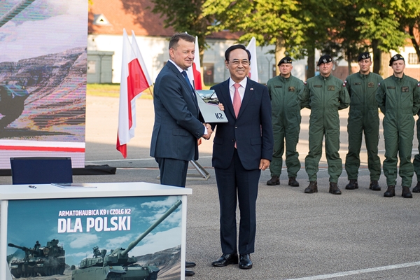 이용배 현대로템 대표(오른쪽)