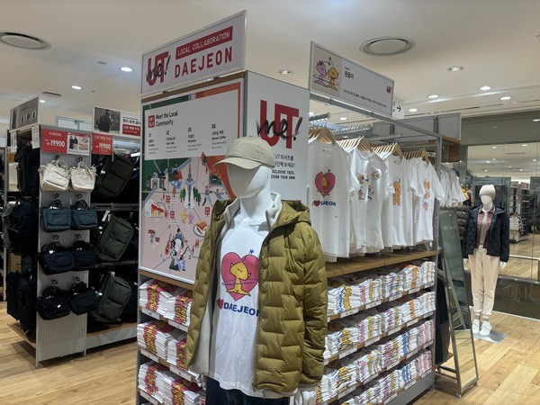 ▲대전 지역 대표 캐릭터 ‘꿈돌이’와 협업한 티셔츠가 전개돼있다.