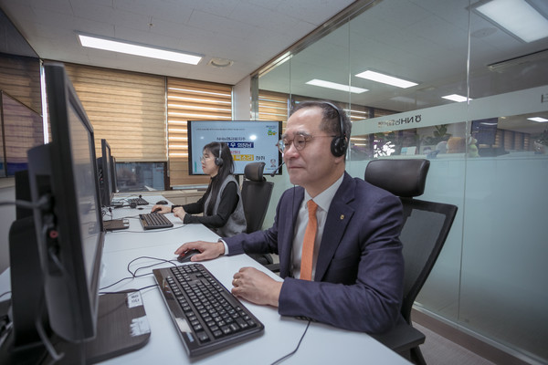 ▲ 지난 2월 취임한 이찬우 농협금융지주 회장이 찾은 첫 현장 행보는 농협은행 고객센터였다.