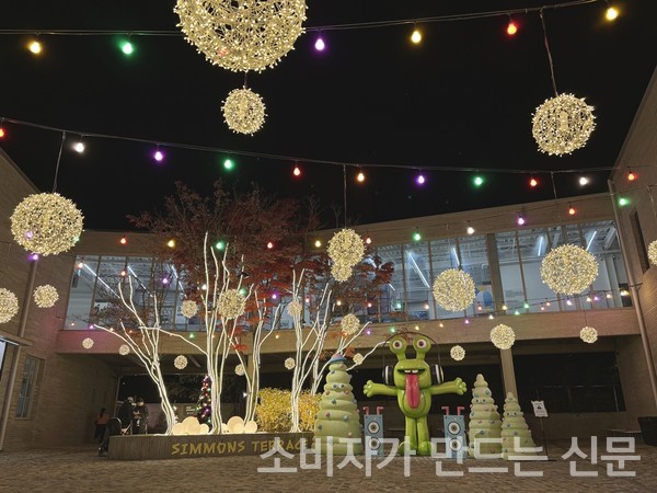 ▲몬스터 캐릭터 대형 조형물로 꾸며진 시몬스 테라스 중정 