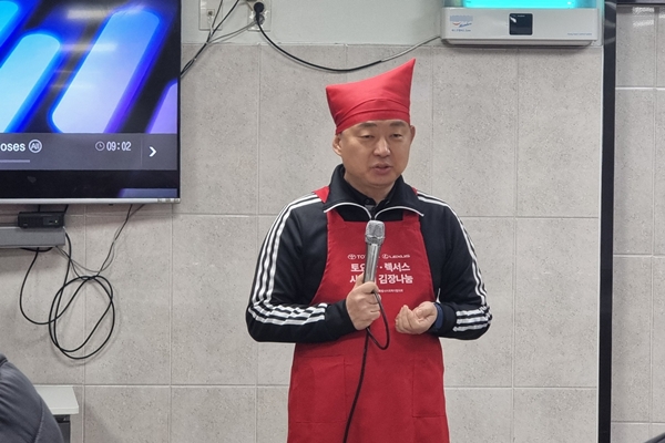 ▲이상규 센트럴모터스 대표가 지난 12일 경기도 성남시에 위치한 사회복지시설 ‘안나의 집’에서 열린 ‘2025 토요타·렉서스 사랑의 김장 나눔’ 행사에 대해 설명하고 있다