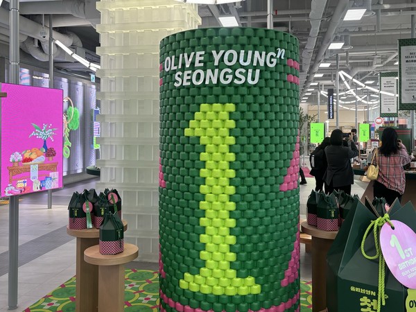 ▲1주년 테마로 꾸며진 올리브영N 성수 전경.