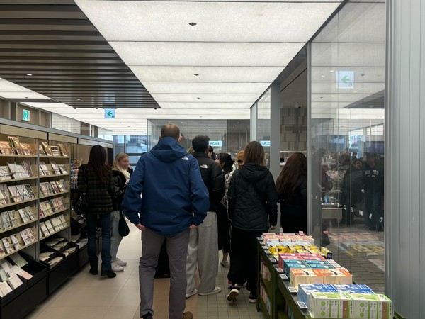 ▲평일 이른 오전 시간대임에도 외국인 방문객이 줄을 길게 늘어서 있다.