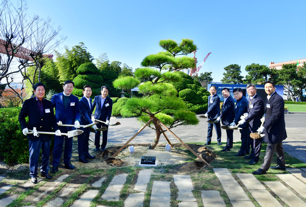 HD현대 정기선 회장(오른쪽)이 19일(수) 울산 HD현대중공업 영빈관에서 5000척 인도 기념 식수를 하고 있다.