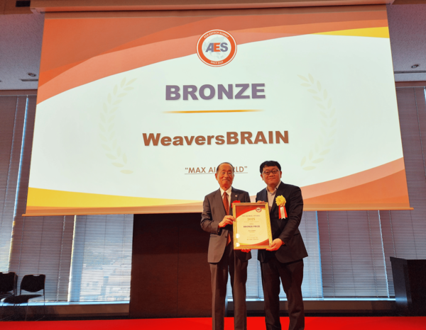 ▲조세원 위버스브레인 대표(오른쪽)가 '2025 AES 글로벌 어워드'에서 블론드 어워드를 받은 후 기념 사진을 촬영하고 있다.