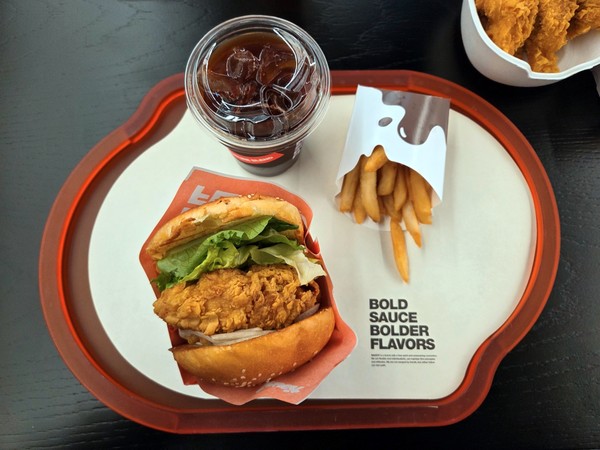 ▲소싯의 가장 기본메뉴인 소싯치킨버거. 우측 상단으로 살살텐더가 보인다.