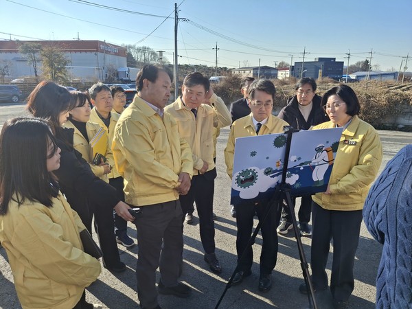 ▲김동연 경기도지사(오른쪽 두번째)와 김보라 안성시장(오른쪽)이 축산 방역 당국 관계자들에게 긴급 점검 브리핑을 듣고 있다