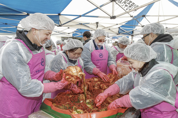 ▲2025 사랑의 김장김치 나눔 행사에서 김장김치를 담그고 있는 자원봉사자들