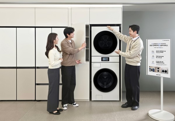 ▲삼성전자 고객이 '삼성 인테리어핏 설치서비스' 설명을 듣고 있다.