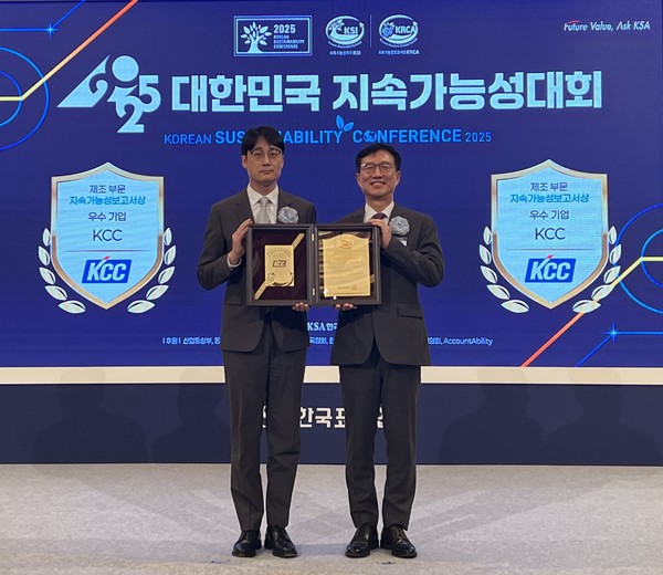 ▲KCC 백승근 상무(왼쪽)