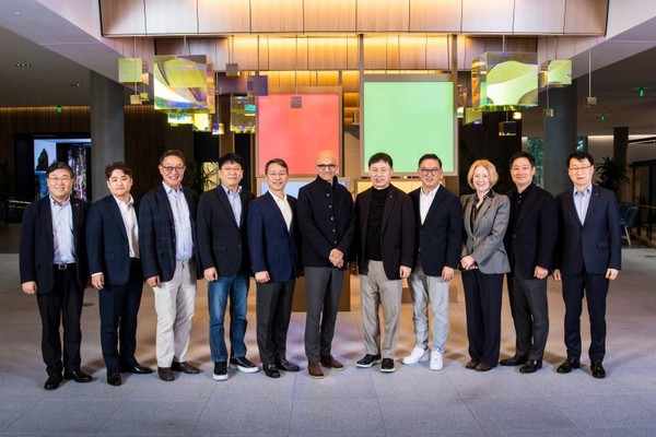 ▲(사진 왼쪽에서 세번째부터) 헌신균 LG CNS 대표이사 사장, 김동명 LG에너지솔루션 대표이사 사장, 조주완 LG전자 고문, 사티아 나델라 MS CEO, 류재철 LG전자 대표이사 사장, 정수헌 LG사이언스파크 부사장, 홍범식 LG유플러스 대표이사 사장(오른쪽에서 두번째), 이재성 LG전자 ES사업본부장 부사장이 지난 1일(현지시간) 미국 워싱턴주 레드몬드에 위치한 MS 캠퍼스를 방문했다.