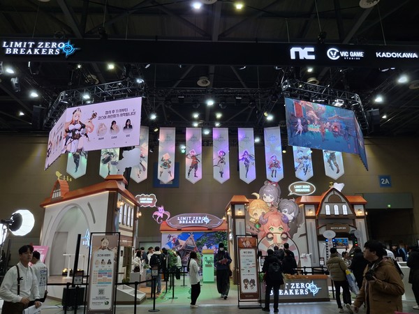 ▲엔씨소프트가 마련한 '리밋 제로 브레이커스' 홍보 부스에 관람객들이 서성이고 있다.