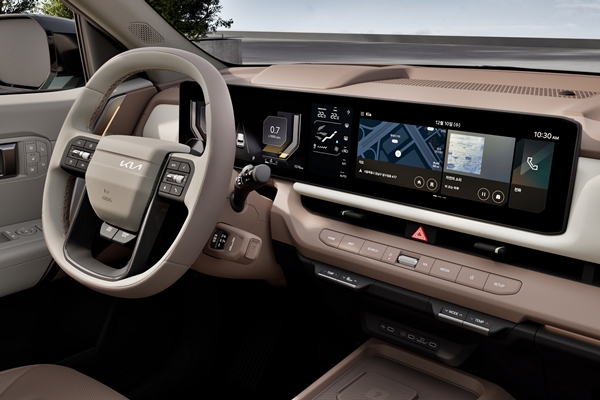 ▲신형 셀토스에는 12.3인치 클러스터, 5인치 공조, 12.3인치 인포테인먼트 시스템으로 구성된 파노라믹 와이드 디스플레이가 탑재됐다