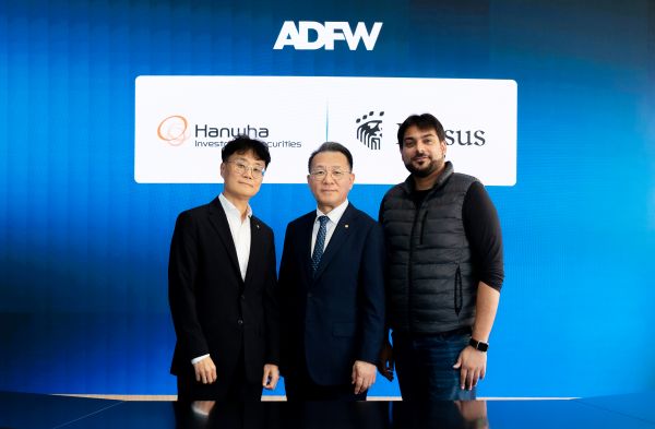 ▲ (왼쪽부터) 손종민 한화투자증권 전무, 장병호 한화투자증권 대표이사, 크리서스 오메르 칸 CTO