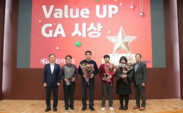 ▲정문철 대표(왼쪽 첫 번째)와 기형서 소비자보호본부 부사장(오른쪽 첫 번째)이 우수 GA 수상자들과 기념사진을 촬영하고 있다.