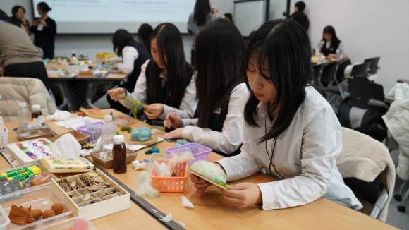 ▲GS칼텍스 예울마루 워크숍에서 학생들이 미술 활동을 통해 '나만의 섬'을 표현하고 있다.